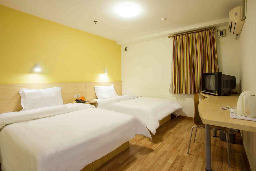 7Days Inn Chongqing Jiefangbei Jiaochangkou Subway Station Room photo